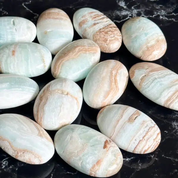 Karibisk kalsitt palm stone - Awakening the dreamer