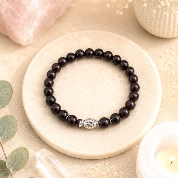 Passion & Strenght - Granat krystall armbånd 8mm med lotus