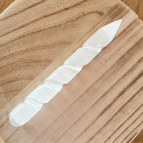 Healing Selenittstav rund ca 15 cm spiss swirl