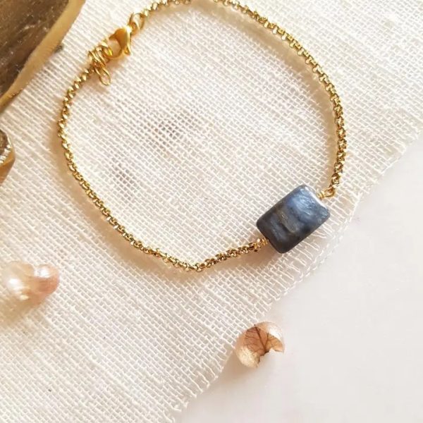 Jeg er autentisk og fri  - Kyanitt krystallarmbånd